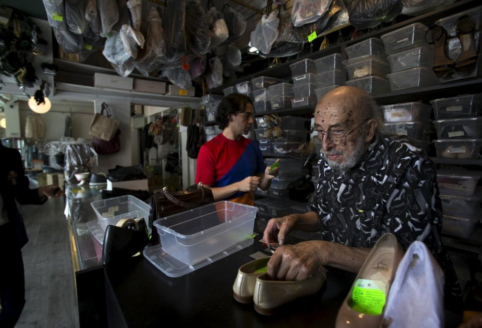 Ο τσαγκάρης του Χόλιγουντ -Ο μάγος των Louboutin και Jimmy Choo και η Ελληνίδα σύζυγός του [εικόνες] | iefimerida.gr 0