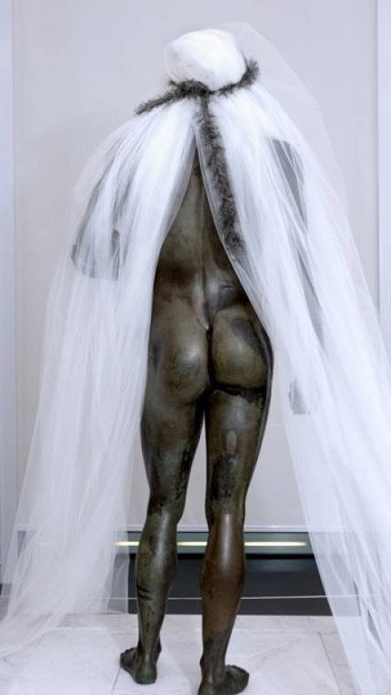 Σάλος με φωτογράφο που έντυσε αρχαιοελληνικά αγάλματα με στρινγκ και ροζ φτερά [εικόνες] | iefimerida.gr 0