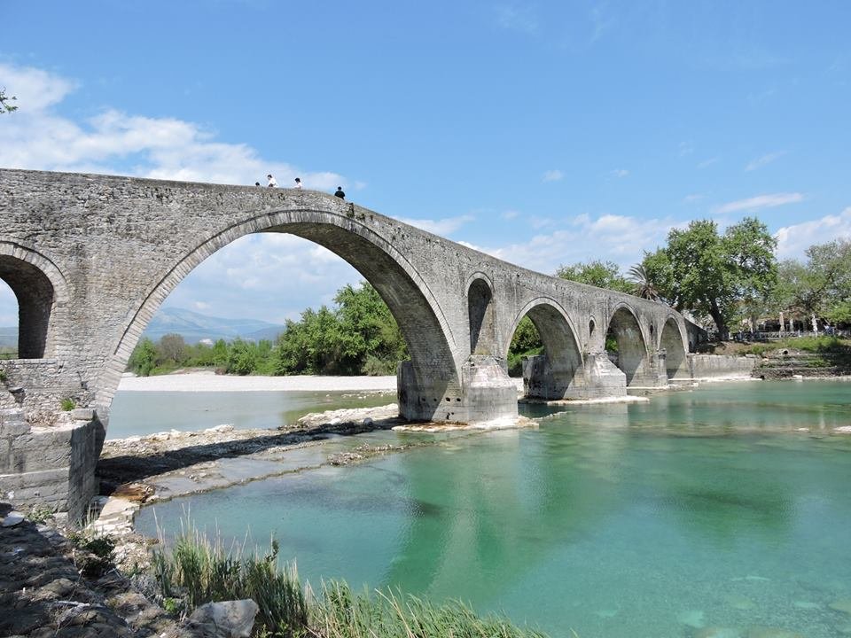 Δύτης βουτά και φωτογραφίζει τα βάθρα του θρυλικού γεφυριού της Αρτας [εικόνες] | iefimerida.gr 0