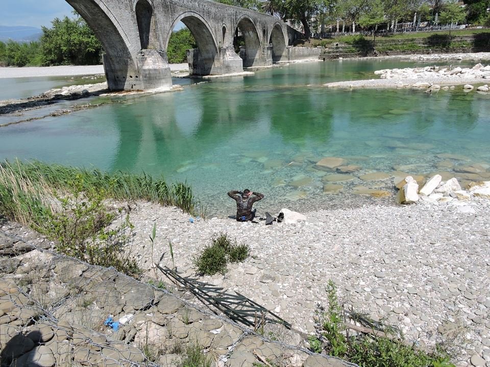 Δύτης βουτά και φωτογραφίζει τα βάθρα του θρυλικού γεφυριού της Αρτας [εικόνες] | iefimerida.gr 3
