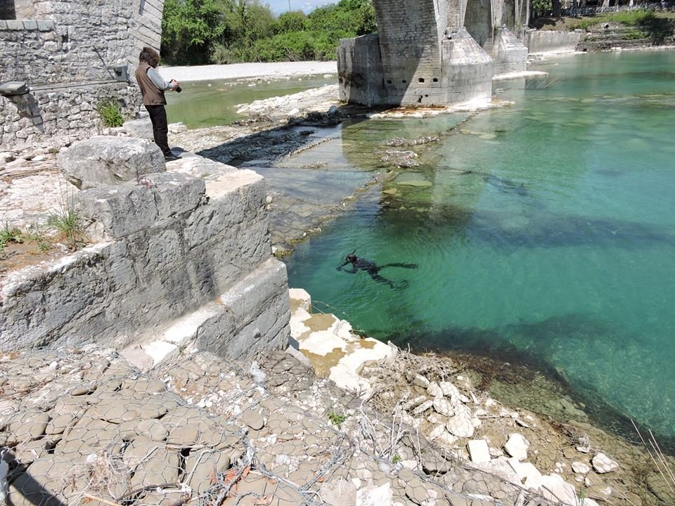 Δύτης βουτά και φωτογραφίζει τα βάθρα του θρυλικού γεφυριού της Αρτας [εικόνες] | iefimerida.gr 2