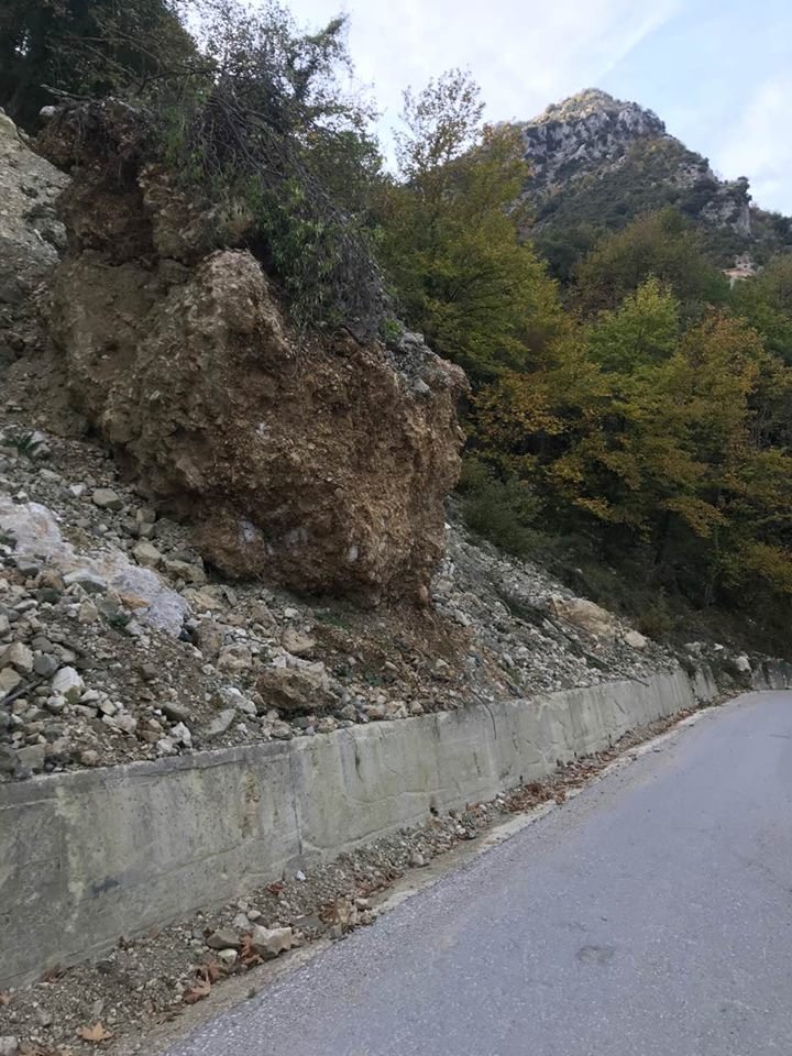 Τεράστιος βράχος «απειλούσε» τους οδηγούς.
