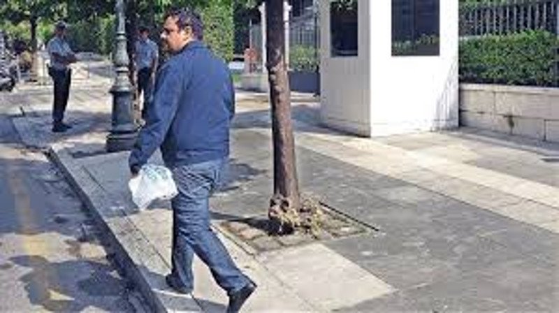 Ο Κύπριος δικηγόρος Αρτεμης Αρτεμίου όπως τον συνέλαβε ο φακός να βγαίνει από το Μέγαρο Μαξίμου