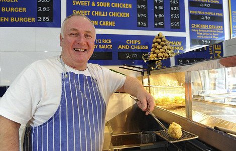 Αυτό το μπέργκερ ποιος θα το φάει; Το αηδιαστικό τριώροφο «τέρας» που έχει 2,3 κιλά κρέας και 10.000 θερμίδες [εικόνες] | iefimerida.gr 3