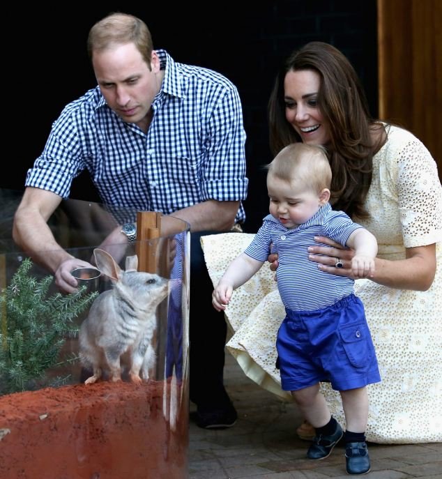 H πρώτη βασιλική βόλτα του πρίγκιπα Τζορτζ -Γίνεται ενός και το γιορτάζει με τα πρώτα του βήματα [εικόνες] | iefimerida.gr 1