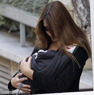 Στα πρόθυρα νευρικού κλονισμού η Μπρούνι- Φοβάται για τη ζωή του Σαρκοζί | iefimerida.gr 0