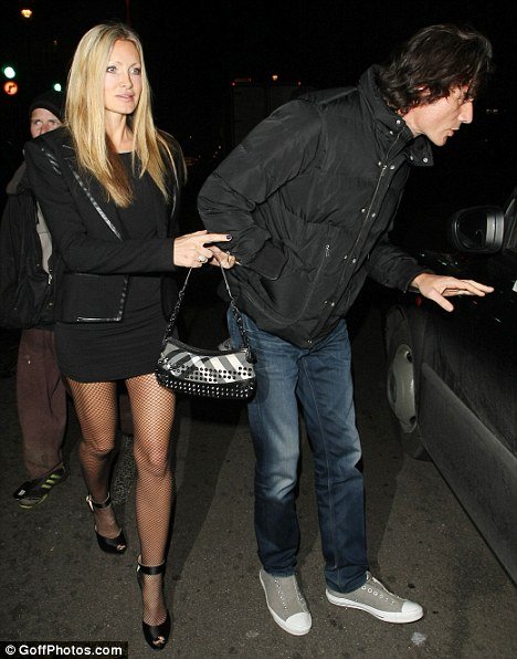 Ποια 40χρονη πρώην τοπ μόντελ βγήκε έξω με ζαρτιέρες; [εικόνες] | iefimerida.gr 0