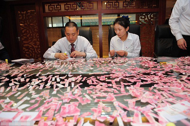 Εκδικήθηκε τον άντρα της κομματιάζοντας τα τελευταία του 50.000 [εικόνες] | iefimerida.gr 3