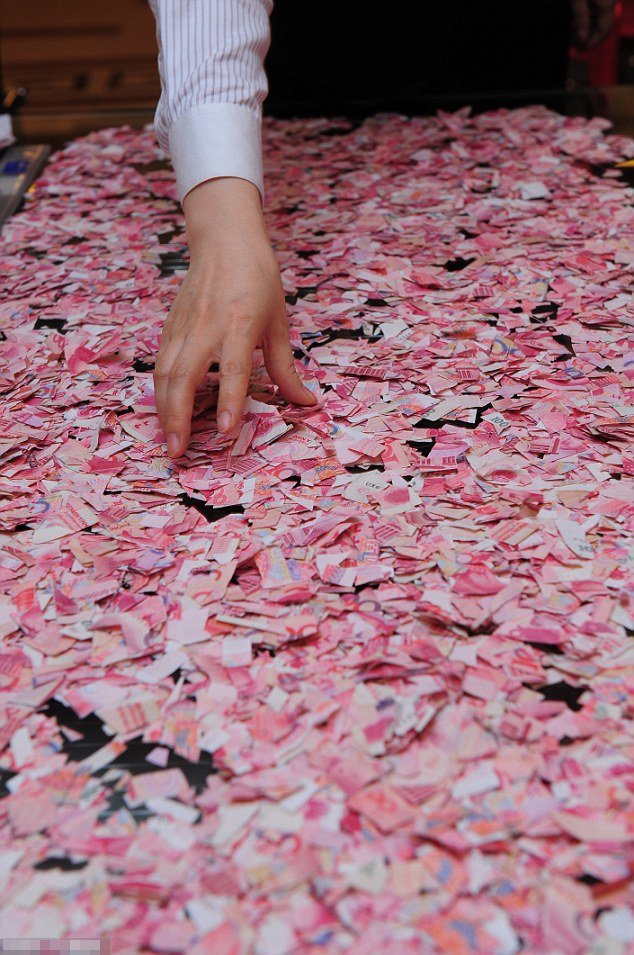 Εκδικήθηκε τον άντρα της κομματιάζοντας τα τελευταία του 50.000 [εικόνες] | iefimerida.gr 4