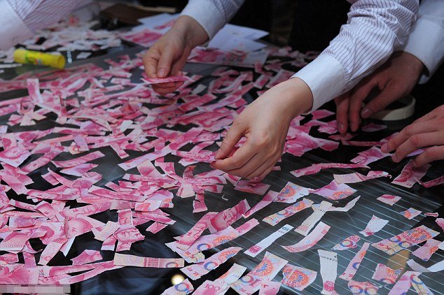 Εκδικήθηκε τον άντρα της κομματιάζοντας τα τελευταία του 50.000 [εικόνες] | iefimerida.gr 2