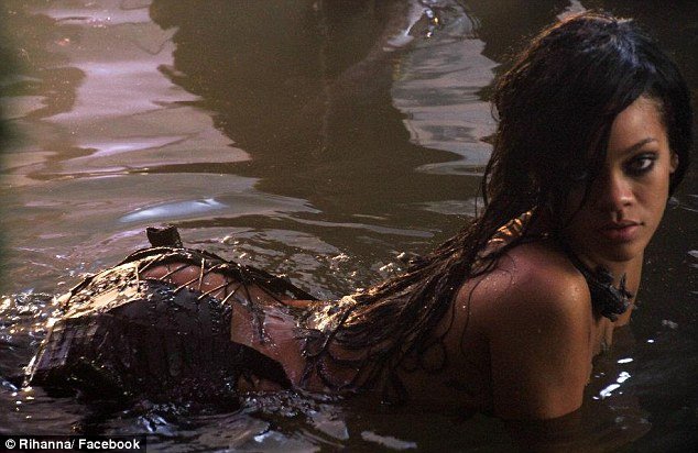 Η Ριχάνα ποστάρει ένα μάτσο τόπλες φωτογραφίες της στο facebook [εικόνες] | iefimerida.gr 2