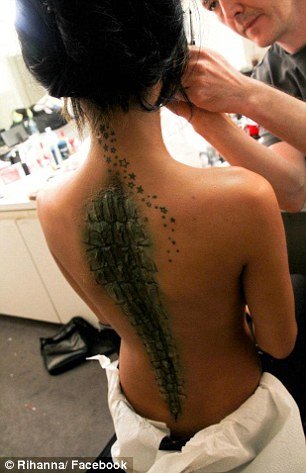 Η Ριχάνα ποστάρει ένα μάτσο τόπλες φωτογραφίες της στο facebook [εικόνες] | iefimerida.gr 4