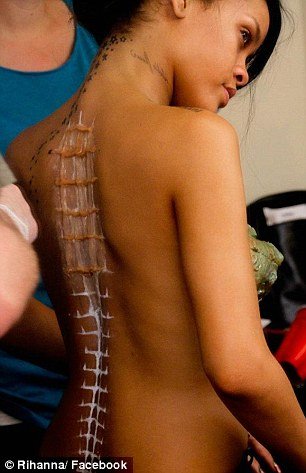 Η Ριχάνα ποστάρει ένα μάτσο τόπλες φωτογραφίες της στο facebook [εικόνες] | iefimerida.gr 3