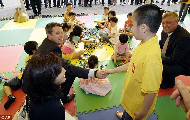 Η Lego γιορτάζει τα 80α της γενέθλιά στον ψηλότερο πύργο του κόσμου [εικόνες] | iefimerida.gr 1