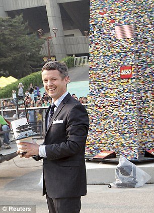 Η Lego γιορτάζει τα 80α της γενέθλιά στον ψηλότερο πύργο του κόσμου [εικόνες] | iefimerida.gr 2