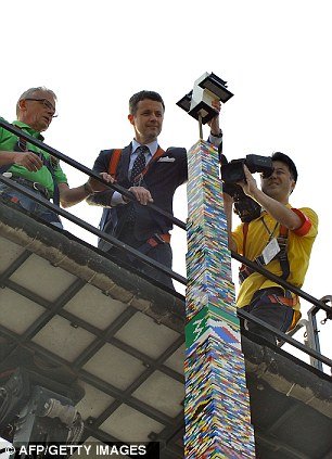 Η Lego γιορτάζει τα 80α της γενέθλιά στον ψηλότερο πύργο του κόσμου [εικόνες] | iefimerida.gr 3