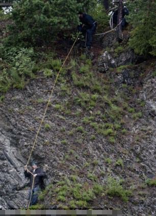 Συγκλονιστικό: Κρεμάστηκαν από βράχο για να γλιτώσουν από τον Μπρέιβικ [εικόνες] | iefimerida.gr 2