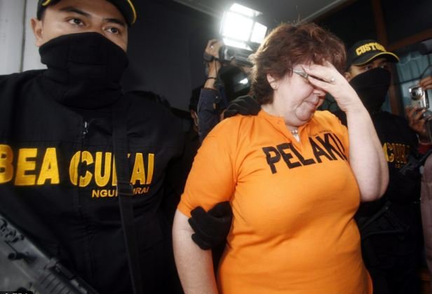 Η 56χρονη νοικοκυρά που πιάστηκε με αξίας 2 εκ. ευρώ κοκαΐνη στο Μπαλί [εικόνες] | iefimerida.gr 0