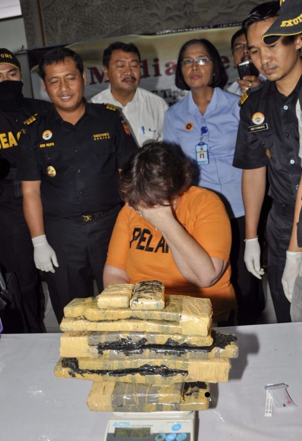 Η 56χρονη νοικοκυρά που πιάστηκε με αξίας 2 εκ. ευρώ κοκαΐνη στο Μπαλί [εικόνες] | iefimerida.gr 1