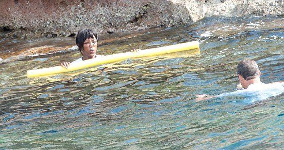 Η Ναόμι Κάμπελ κάνει αερόμπικ με μπικίνι στην Ίμπιζα [εικόνες] | iefimerida.gr 3