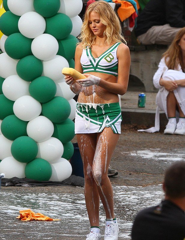 Το κορίτσι του Ντι Κάπριο ντύνεται μαζορέτα για χάρη του Σάντλερ [εικόνες] | iefimerida.gr 3