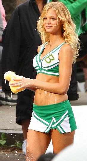 Το κορίτσι του Ντι Κάπριο ντύνεται μαζορέτα για χάρη του Σάντλερ [εικόνες] | iefimerida.gr 2