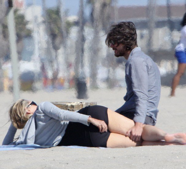 H Σάρον Στόουν σε περιπτύξεις στην παραλία με 26χρονο μοντέλο [εικόνες] | iefimerida.gr 4