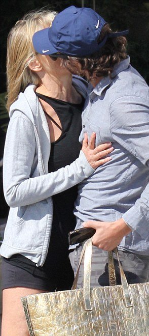 H Σάρον Στόουν σε περιπτύξεις στην παραλία με 26χρονο μοντέλο [εικόνες] | iefimerida.gr 2