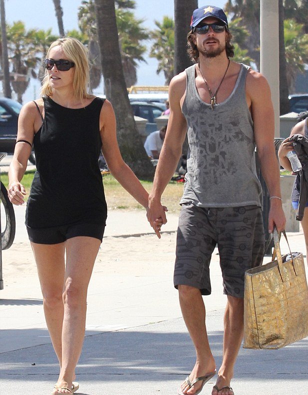 H Σάρον Στόουν σε περιπτύξεις στην παραλία με 26χρονο μοντέλο [εικόνες] | iefimerida.gr 0