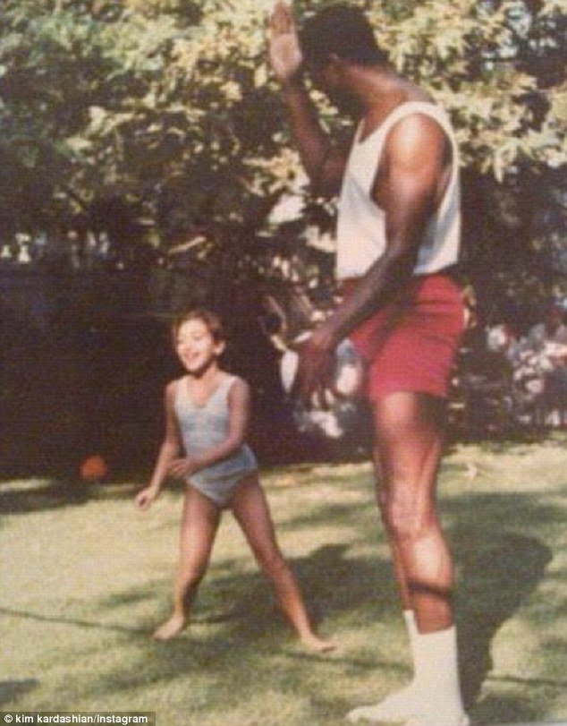 Η Κιμ Καρντάσιαν «επιβραβεύει» τους θαυμαστές, μόνο με τα εσώρουχα [εικόνες] | iefimerida.gr 2