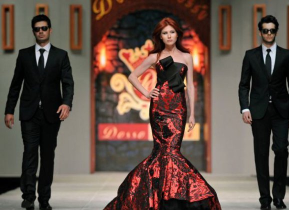 Ρωσίδα κατάσκοπος κάνει πασαρέλα στην Τουρκία [εικόνες] | iefimerida.gr 0