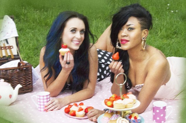 Η Κέιτι Πέρι ταΐζει φράουλες στο στόμα την Ριάνα-Βγήκαν ραντεβού [εικόνες] | iefimerida.gr 0