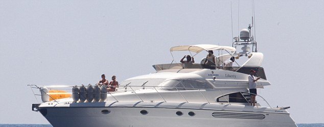 Η Τζένιφερ Άνιστον με μπικίνι σε γιοτ στο Κάπρι [εικόνες] | iefimerida.gr 1