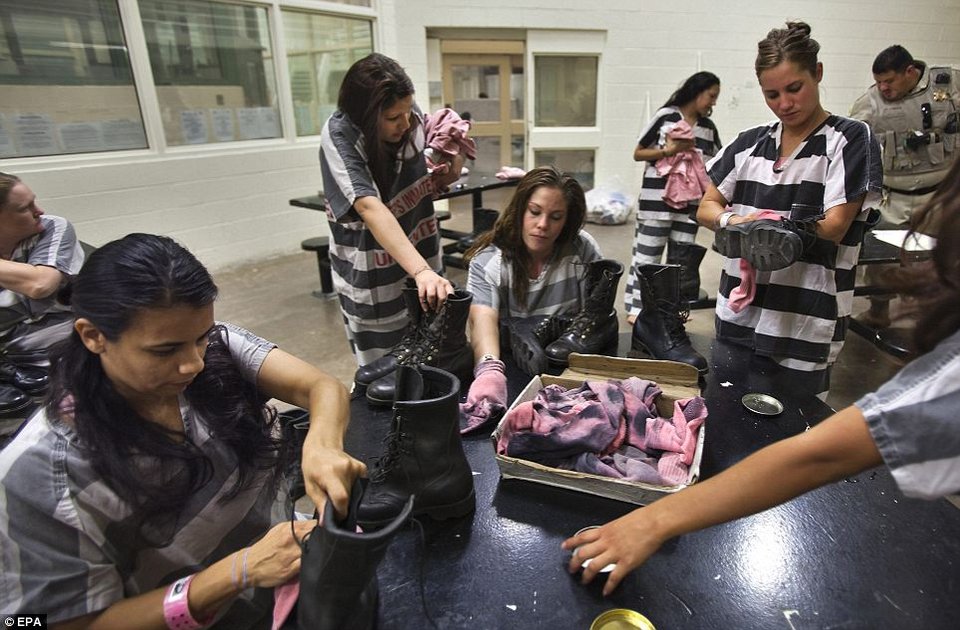 Μια ημέρα με τις αλυσοδεμένες γυναίκες που θάβουν πτώματα! [εικόνες] | iefimerida.gr 3