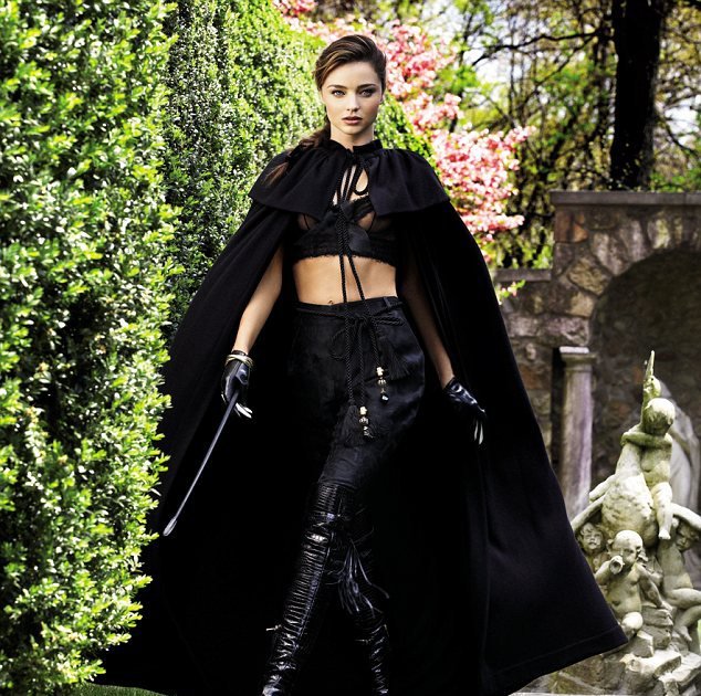 Σουπερμοντελ της Victoria's Secret παίζει με μαστίγια [εικόνες] | iefimerida.gr 0