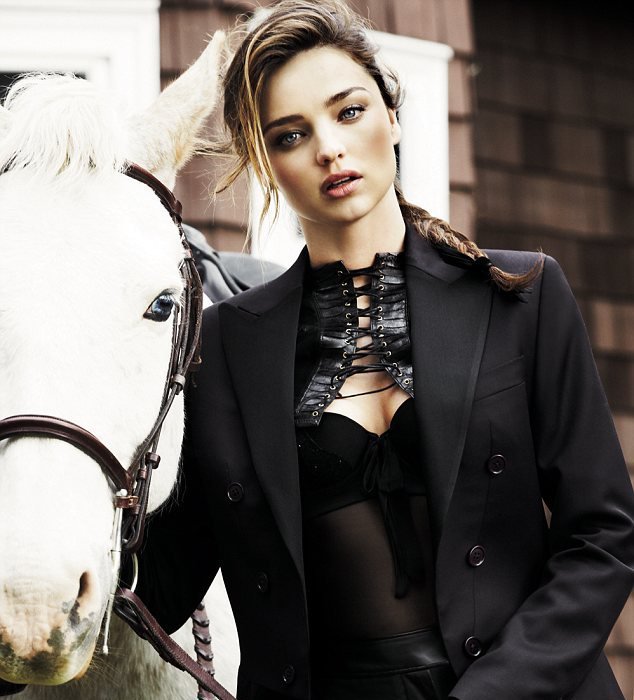 Σουπερμοντελ της Victoria's Secret παίζει με μαστίγια [εικόνες] | iefimerida.gr 1