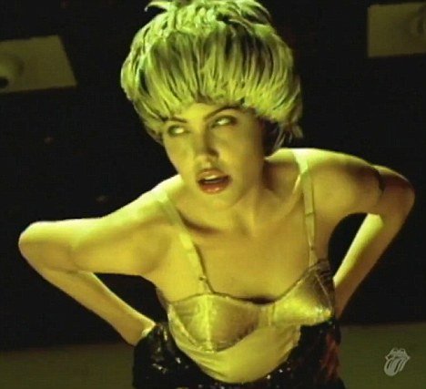 Η ηρωινομανής Τζολί έριχνε επί δυο χρόνια χυλόπιτα στον Τζάγγερ [εικόνες+ βίντεο] | iefimerida.gr 0