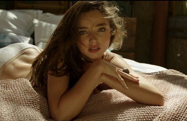 Η Μιράντα Κερ με εσώρουχα σε μια καλύβα [εικόνες+βίντεο] | iefimerida.gr 1