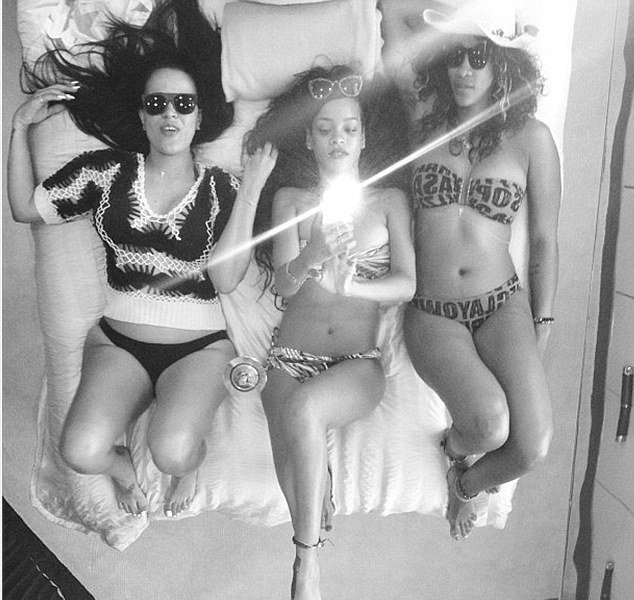 Η Ριάνα με μπικίνι και φίλες σε γιοτ στην Σαρδηνία [εικόνες] | iefimerida.gr 2