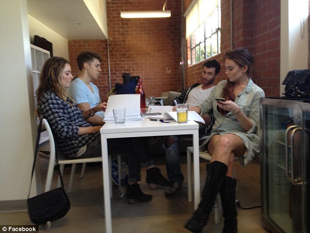 H Λόχαν στο κρεβάτι με «προικισμένο» στάρ [εικόνες+βίντεο] | iefimerida.gr 0