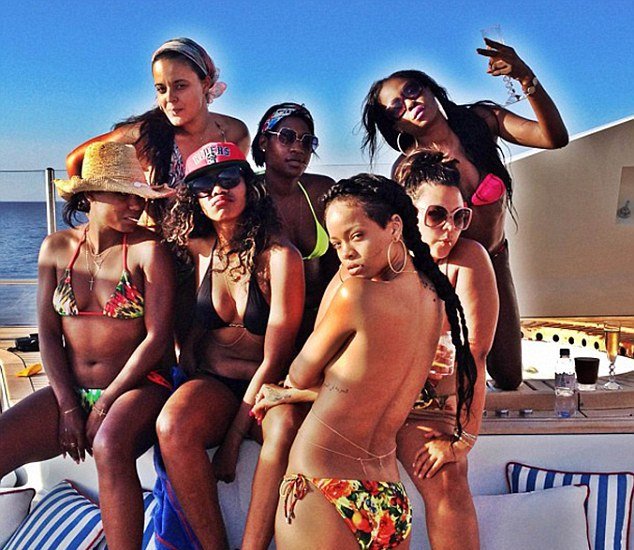 Η τοπλες Ριάνα με 6 φίλες της σε γιοτ στην Σαρδηνία [εικόνες] | iefimerida.gr 0