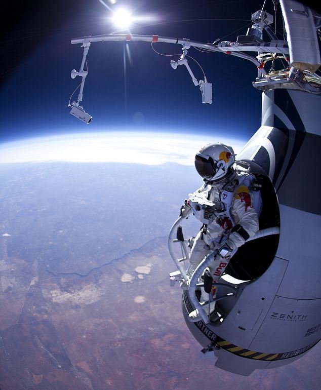 Πήδηξε στο κενό από τα 29.000 μέτρα [εικόνες+ βίντεο] | iefimerida.gr 0