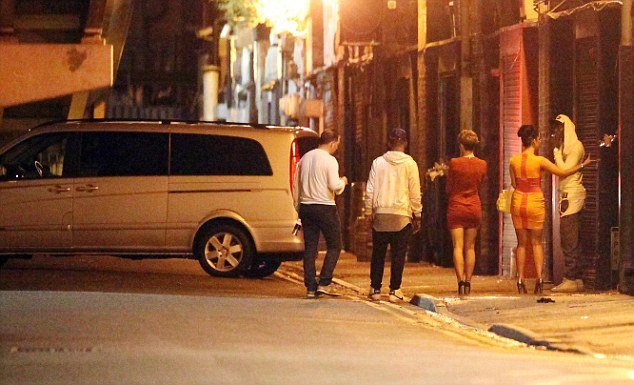 O Μπαλοτέλι νοίκιασε βαν για να μεταφέρει αυτές που «καμάκωσε» σπίτι του [εικόνες] | iefimerida.gr 1