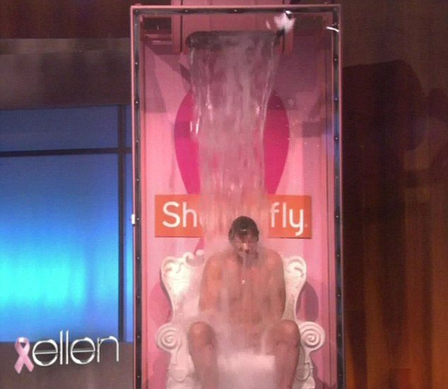 Ο Λιαμ Νίσον τρώει μπουγέλο [εικόνες+βίντεο] | iefimerida.gr 3