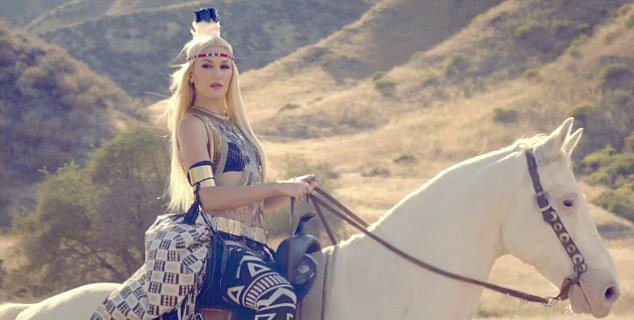 Αυτό είναι το βίντεο με την Γκουέν Στέφανι ως προκλητική Ινδιάνα που απαγορεύτηκε [εικόνες+βίντεο]  | iefimerida.gr 1