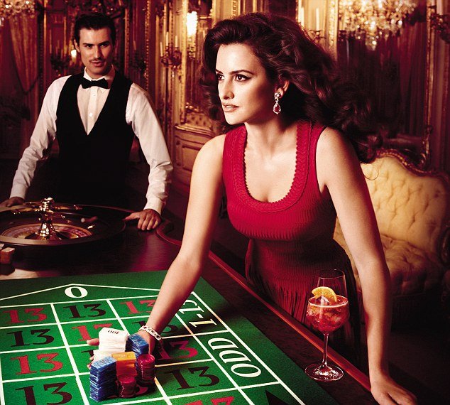 «Πυρκαγιά» η Πενέλοπε Κρουζ στο νέο ημερολόγιο Campari [εικόνες+βίντεο] | iefimerida.gr 0