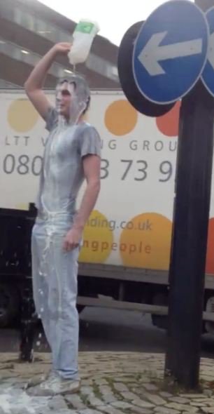 H νέα ιντερνετική ηλιθιότητα: Το να χύνεις γαλόνια γάλα πάνω σου [βίντεο]  | iefimerida.gr 1