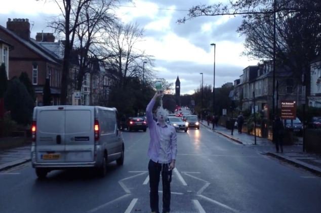 H νέα ιντερνετική ηλιθιότητα: Το να χύνεις γαλόνια γάλα πάνω σου [βίντεο]  | iefimerida.gr 2