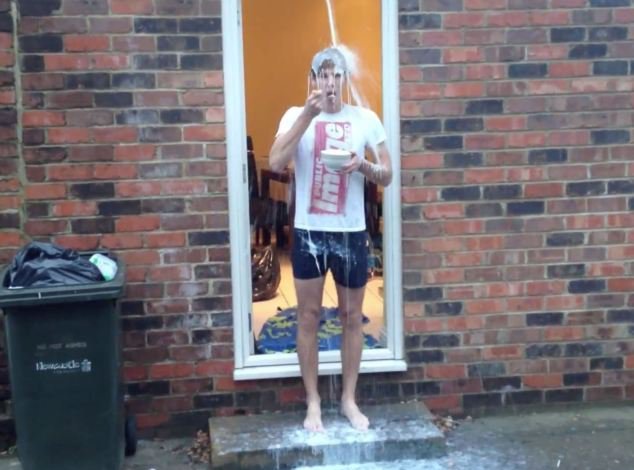 H νέα ιντερνετική ηλιθιότητα: Το να χύνεις γαλόνια γάλα πάνω σου [βίντεο]  | iefimerida.gr 0