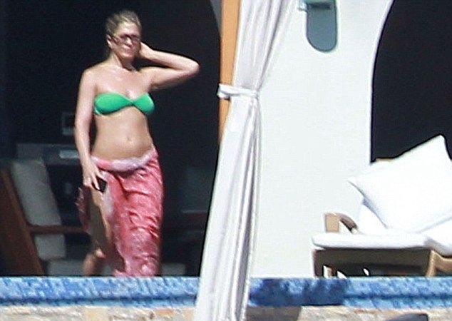 Οι παραδοσιακές διακοπές με μπικίνι της Τζένιφερ Άνιστον [εικόνες] | iefimerida.gr 2